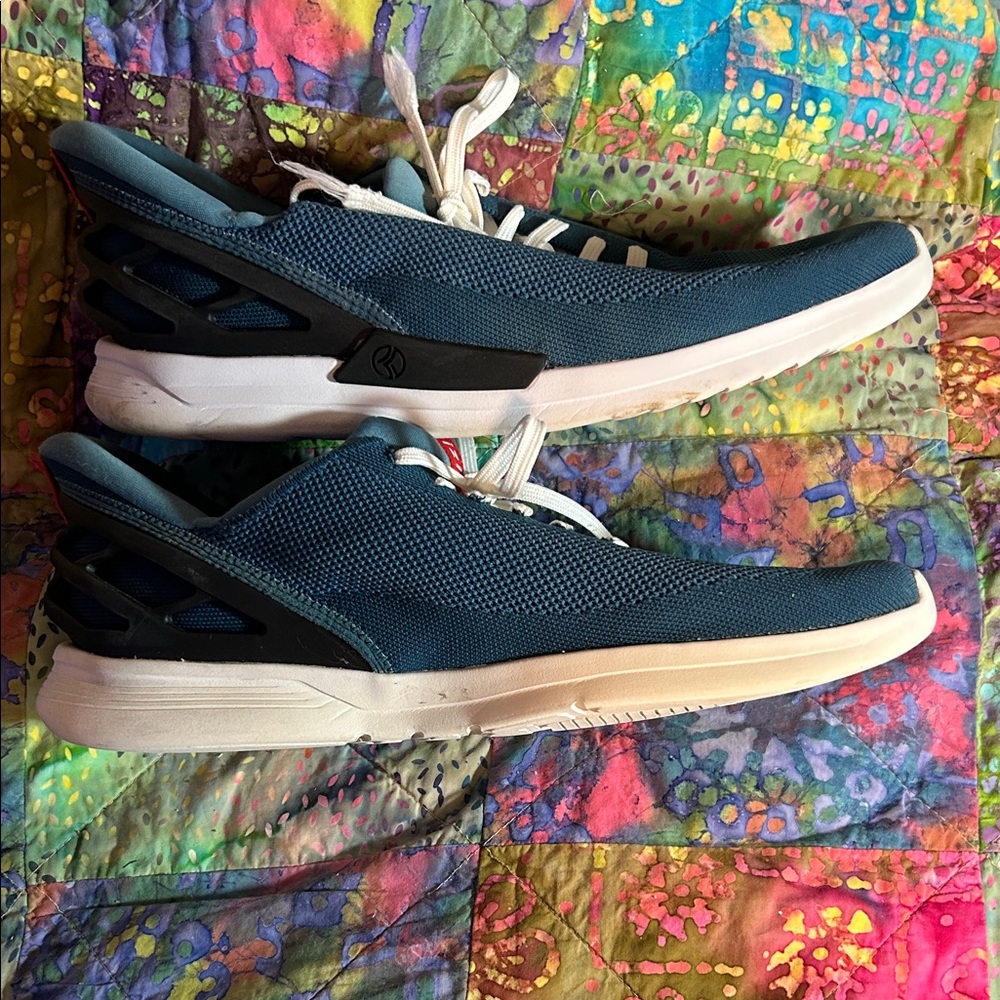 Nice pair of men’s size 10.5 blue athletic shoes in good condition - Picture 5 of 8